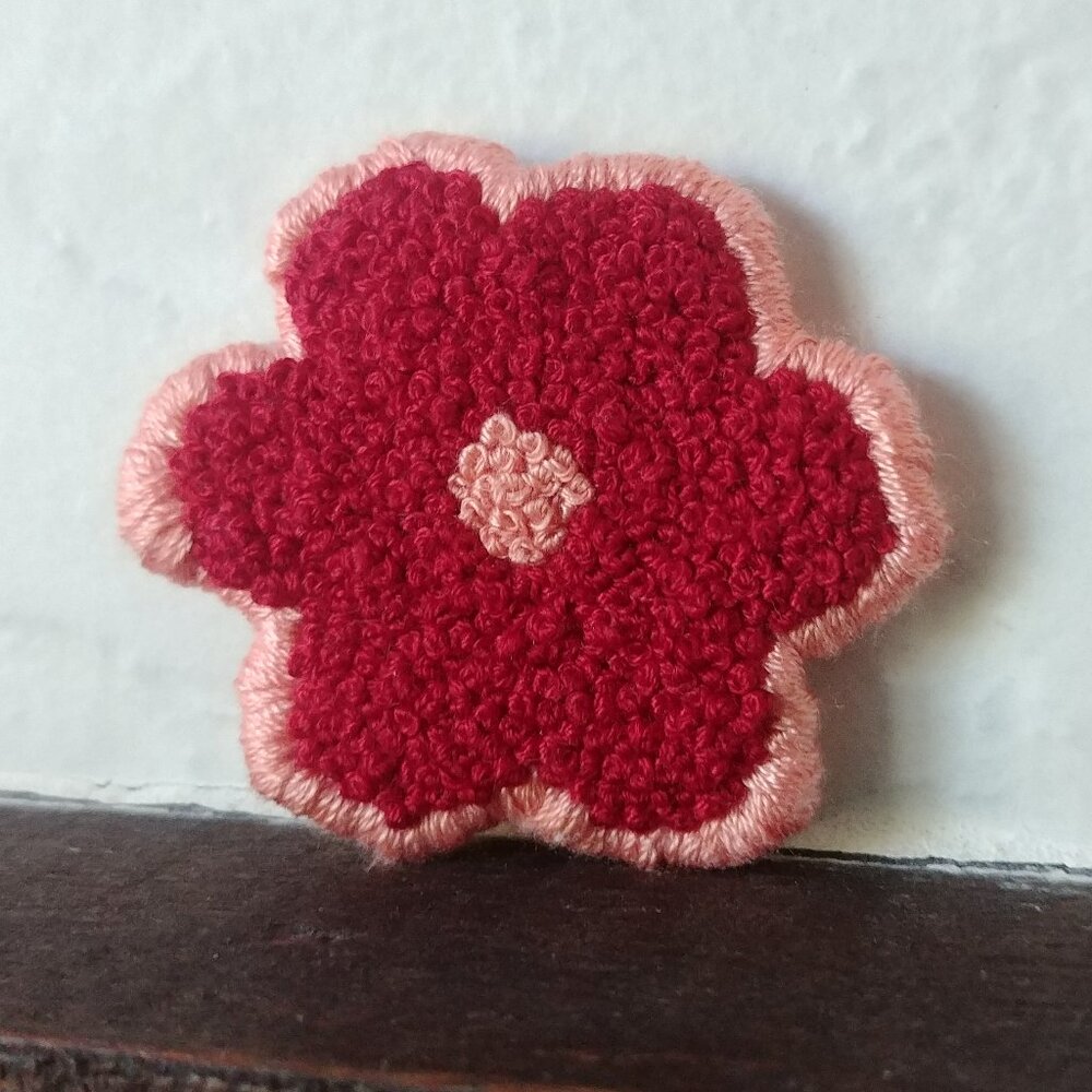 New one-of-a-kind hair clip 100% handmade embroidered by me red and pink flower - Picture 2 of 6